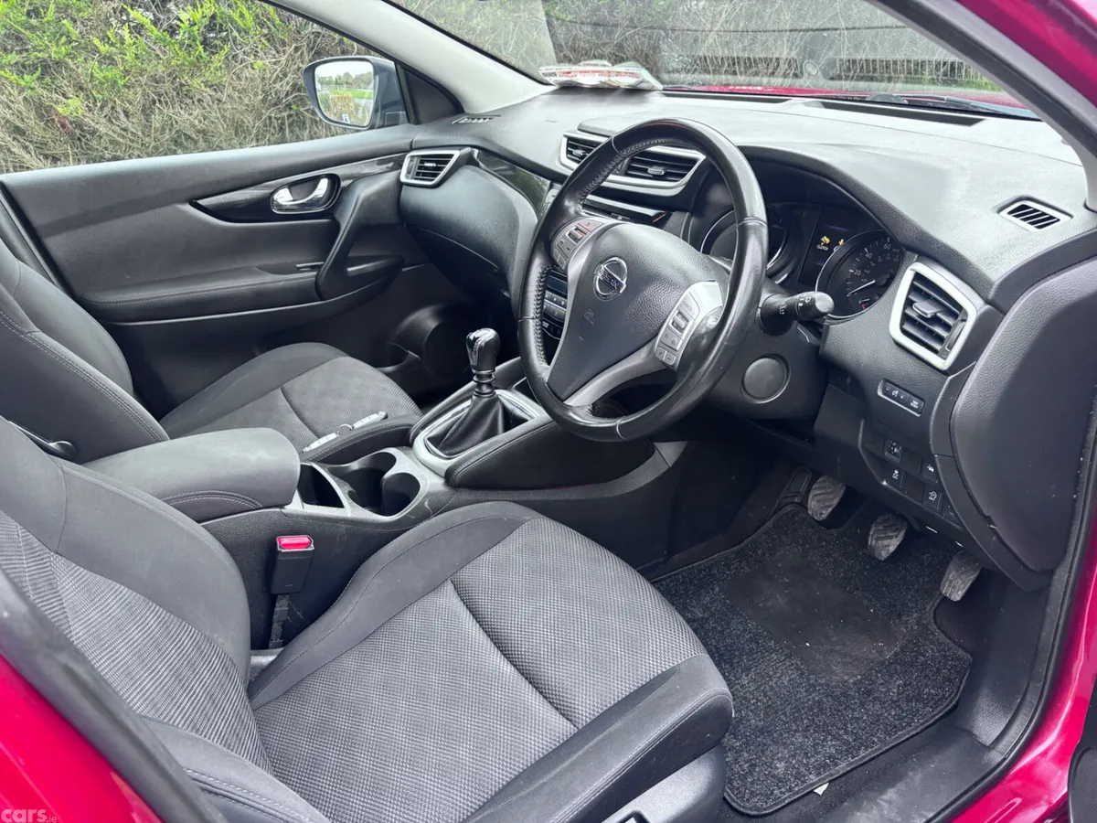 Nissan Qashqai Hatchback, Diesel, 2016, Red
