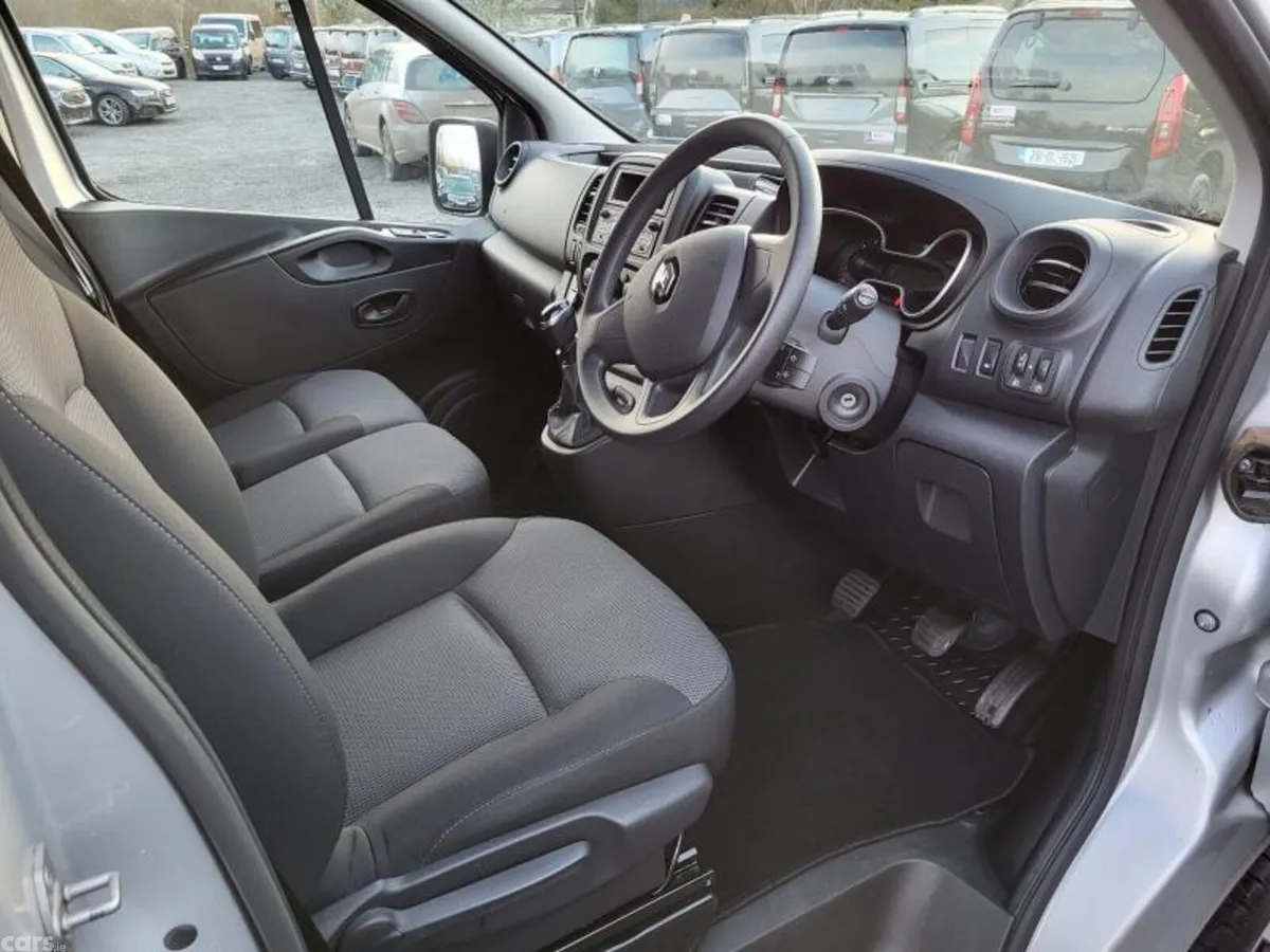 Renault Trafic MPV, Diesel, 2021, Silver