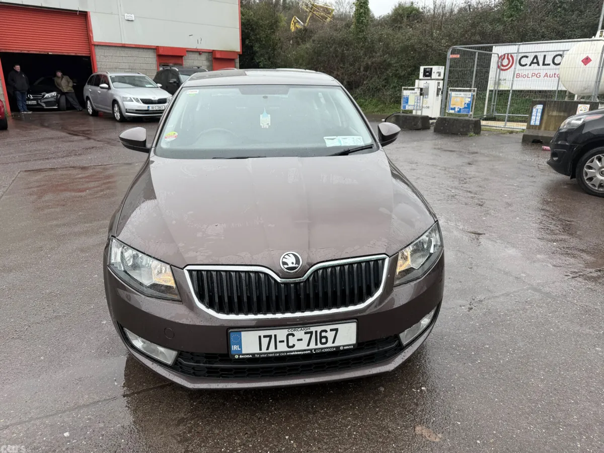 Skoda Octavia Saloon, Petrol, 2017, Brown