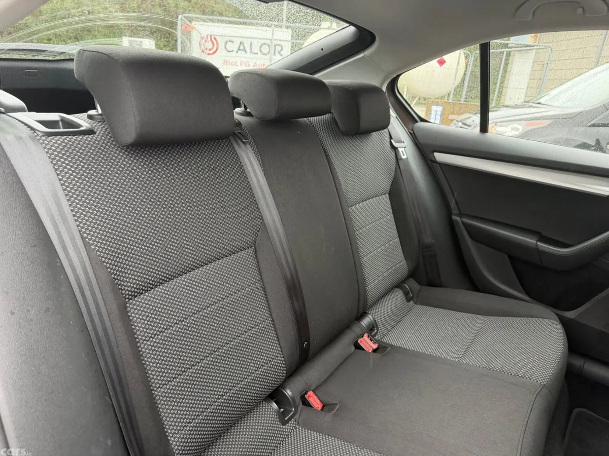 Skoda Octavia Saloon, Petrol, 2017, Brown