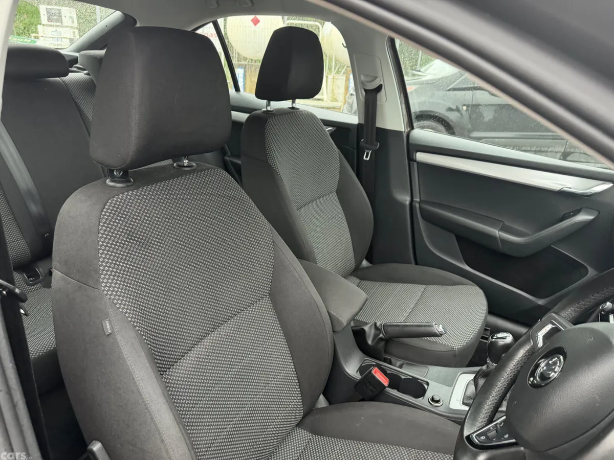 Skoda Octavia Saloon, Petrol, 2017, Brown