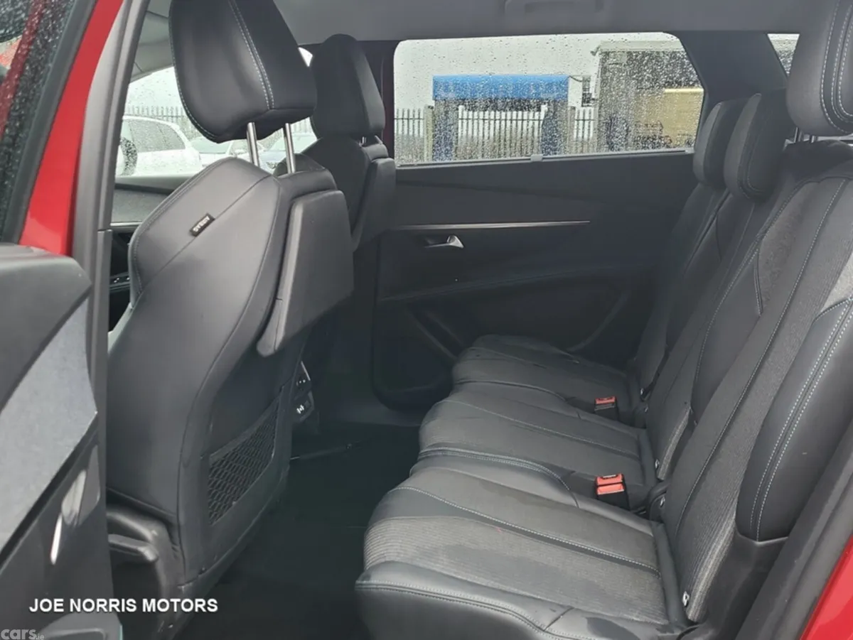 Peugeot 5008 MPV, Diesel, 2022, Red