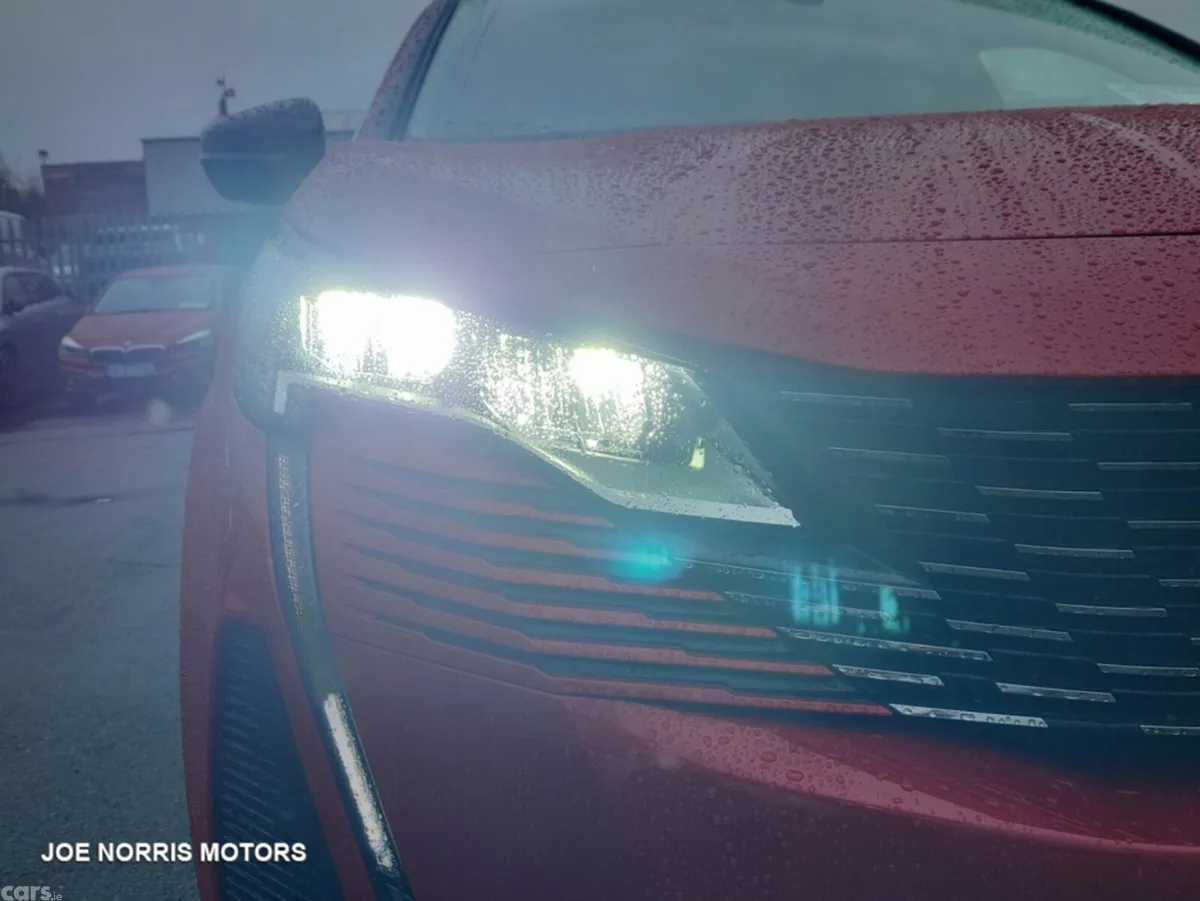 Peugeot 5008 MPV, Diesel, 2022, Red