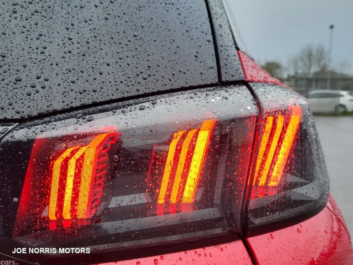 Peugeot 5008 MPV, Diesel, 2022, Red