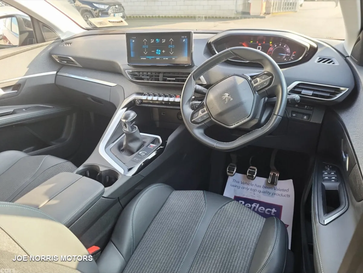 Peugeot 5008 SUV, Petrol, 2023, Red