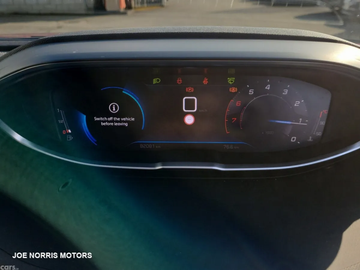 Peugeot 5008 SUV, Petrol, 2023, Red