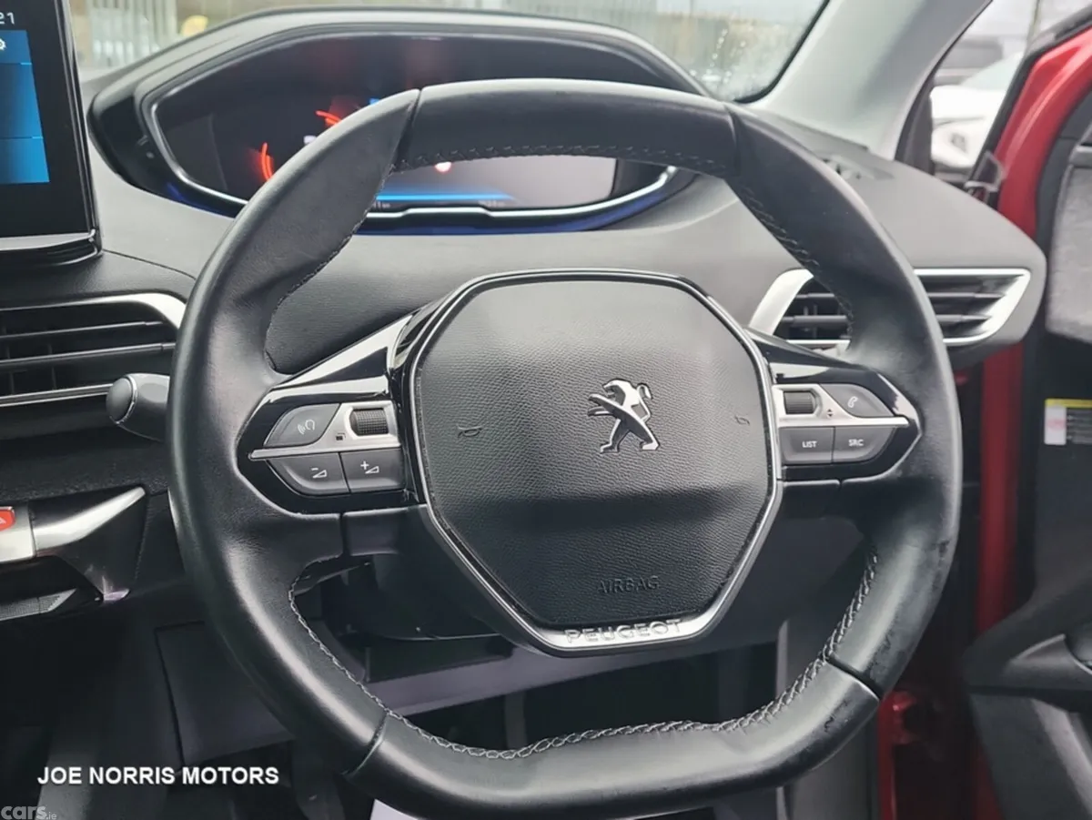 Peugeot 5008 MPV, Diesel, 2022, Red