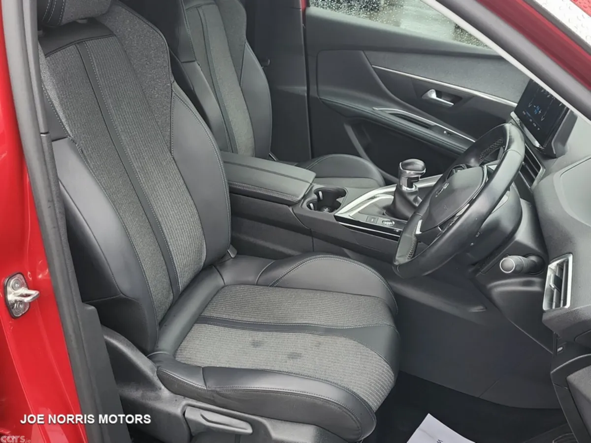 Peugeot 5008 MPV, Diesel, 2022, Red
