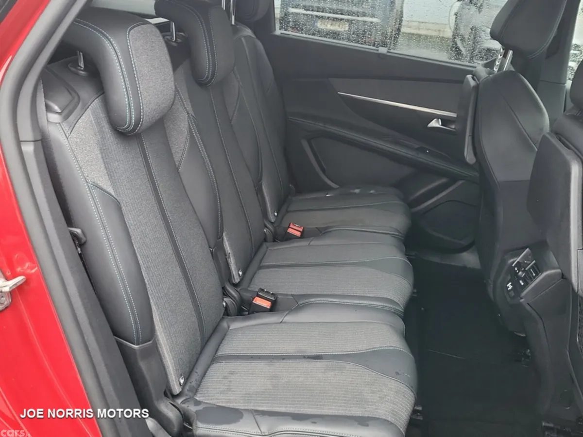 Peugeot 5008 MPV, Diesel, 2022, Red