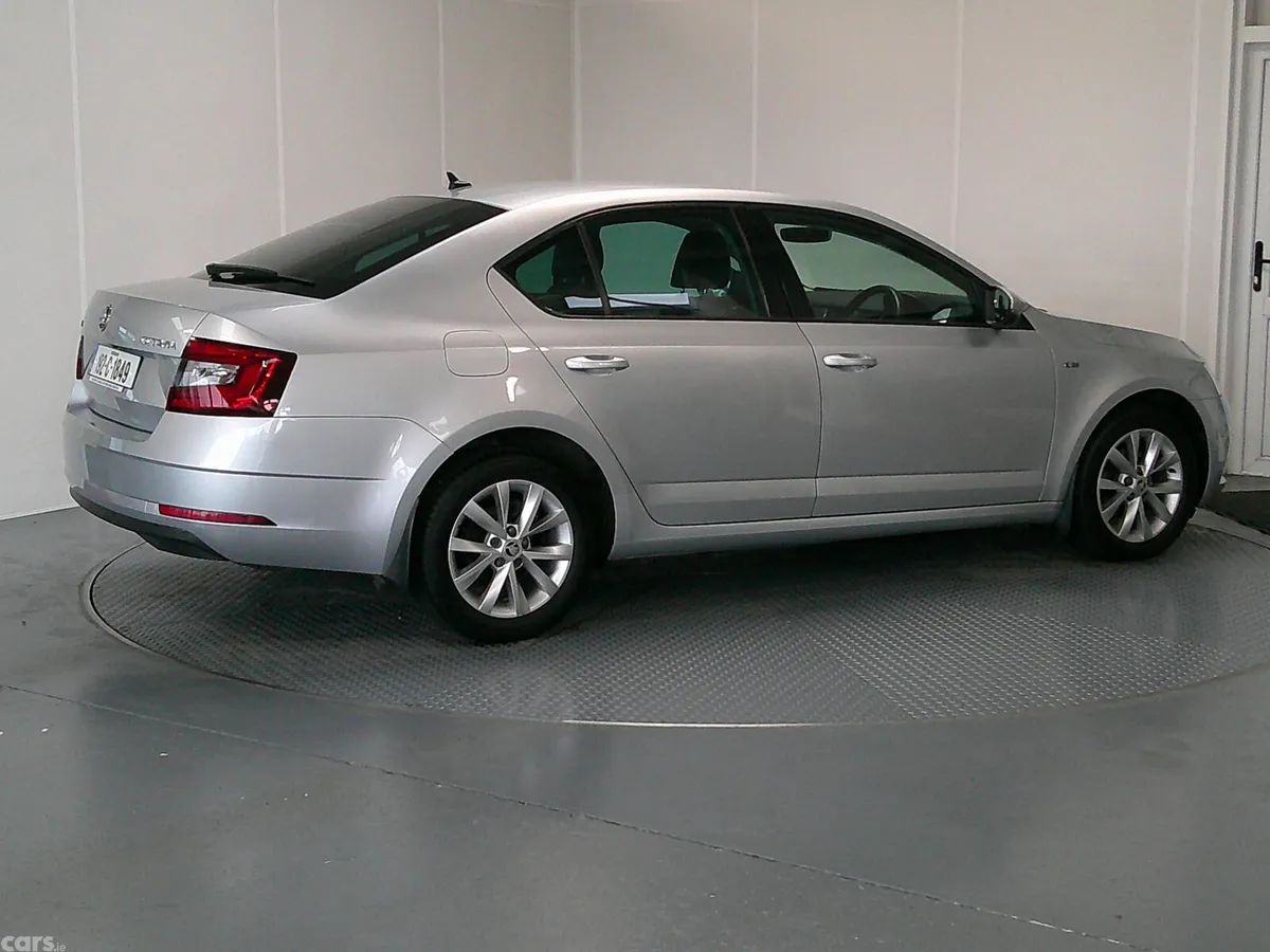 Skoda Octavia Saloon, Diesel, 2019, Grey
