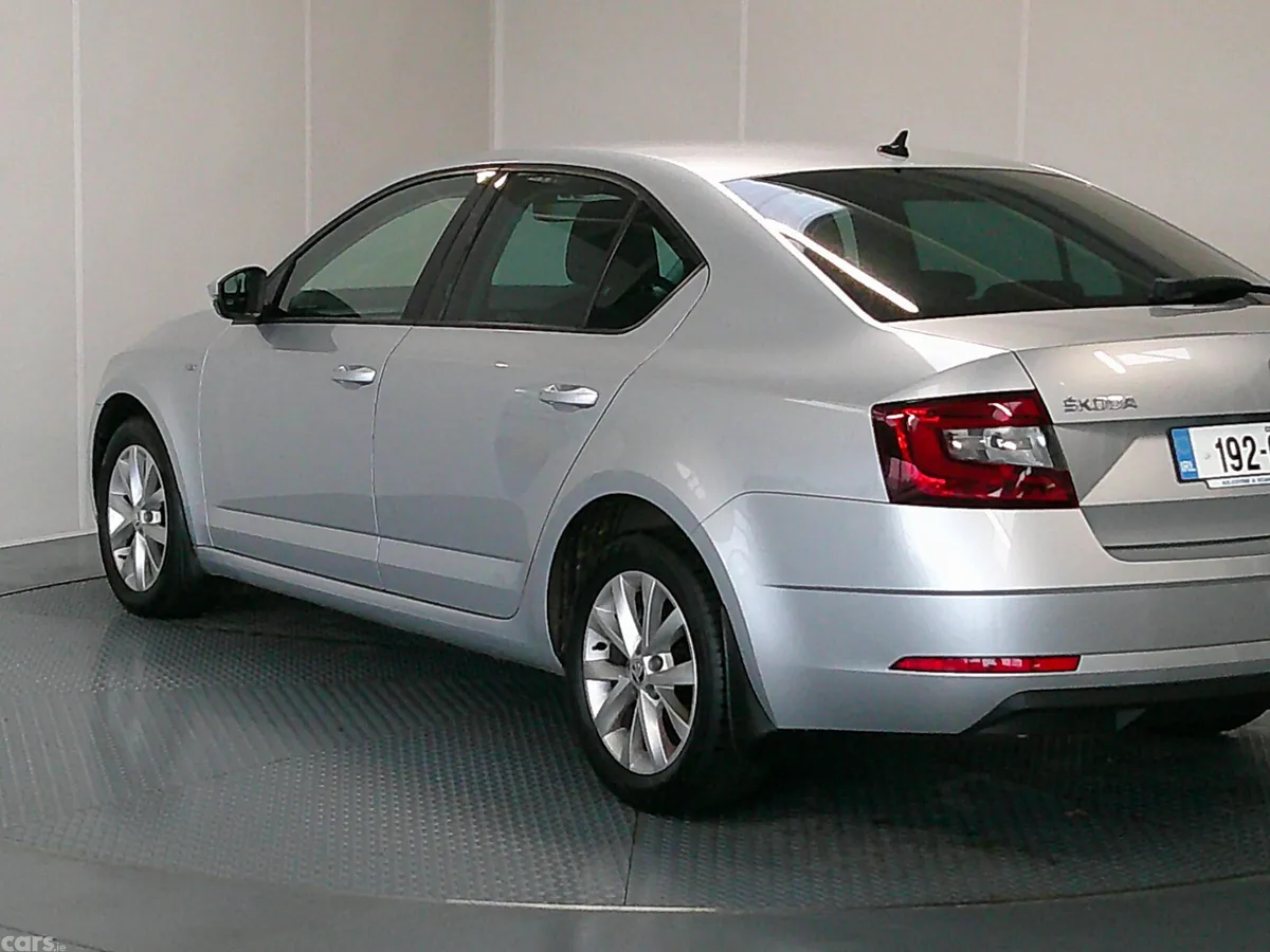Skoda Octavia Saloon, Diesel, 2019, Grey