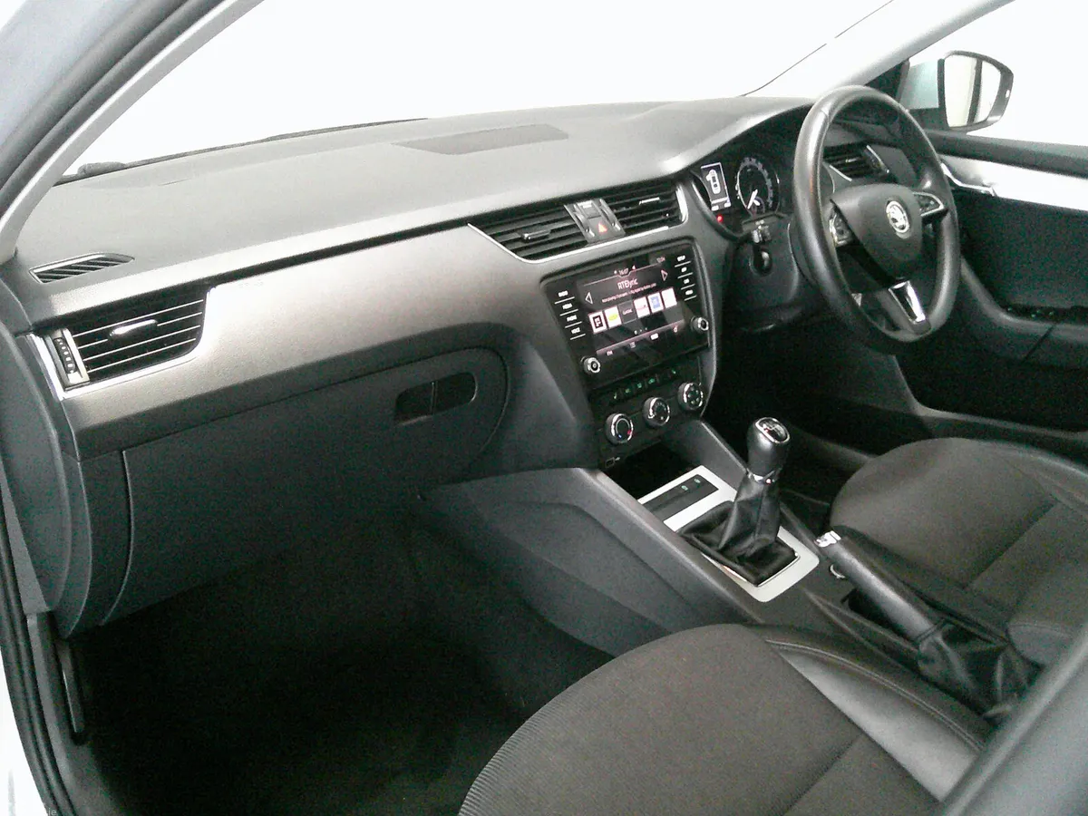 Skoda Octavia Saloon, Diesel, 2019, Grey