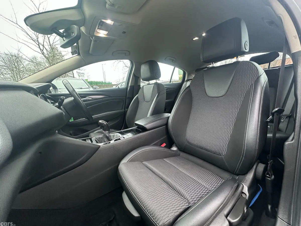 Opel Insignia Hatchback, Diesel, 2021, Blue