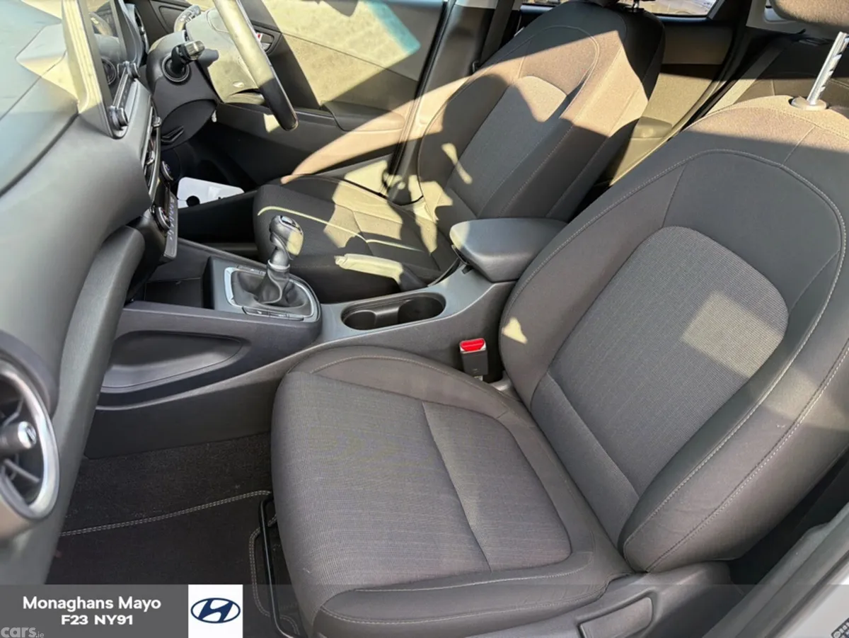 Hyundai KONA MPV, Petrol, 2022, White