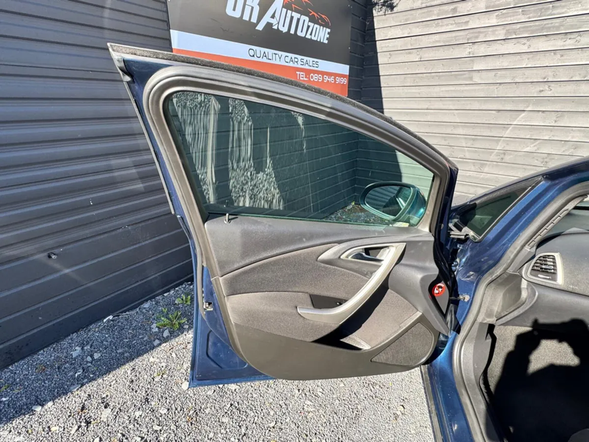 Opel Astra Hatchback, Petrol, 2011, Blue