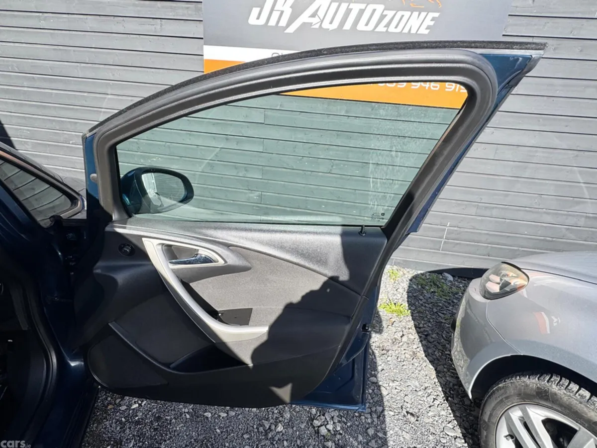 Opel Astra Hatchback, Petrol, 2011, Blue