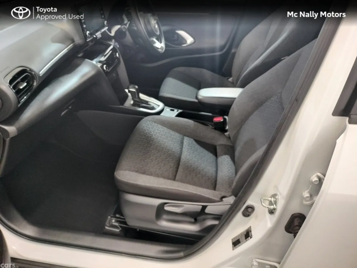 Toyota Yaris Cross Hatchback, Petrol Hybrid, 2023, White