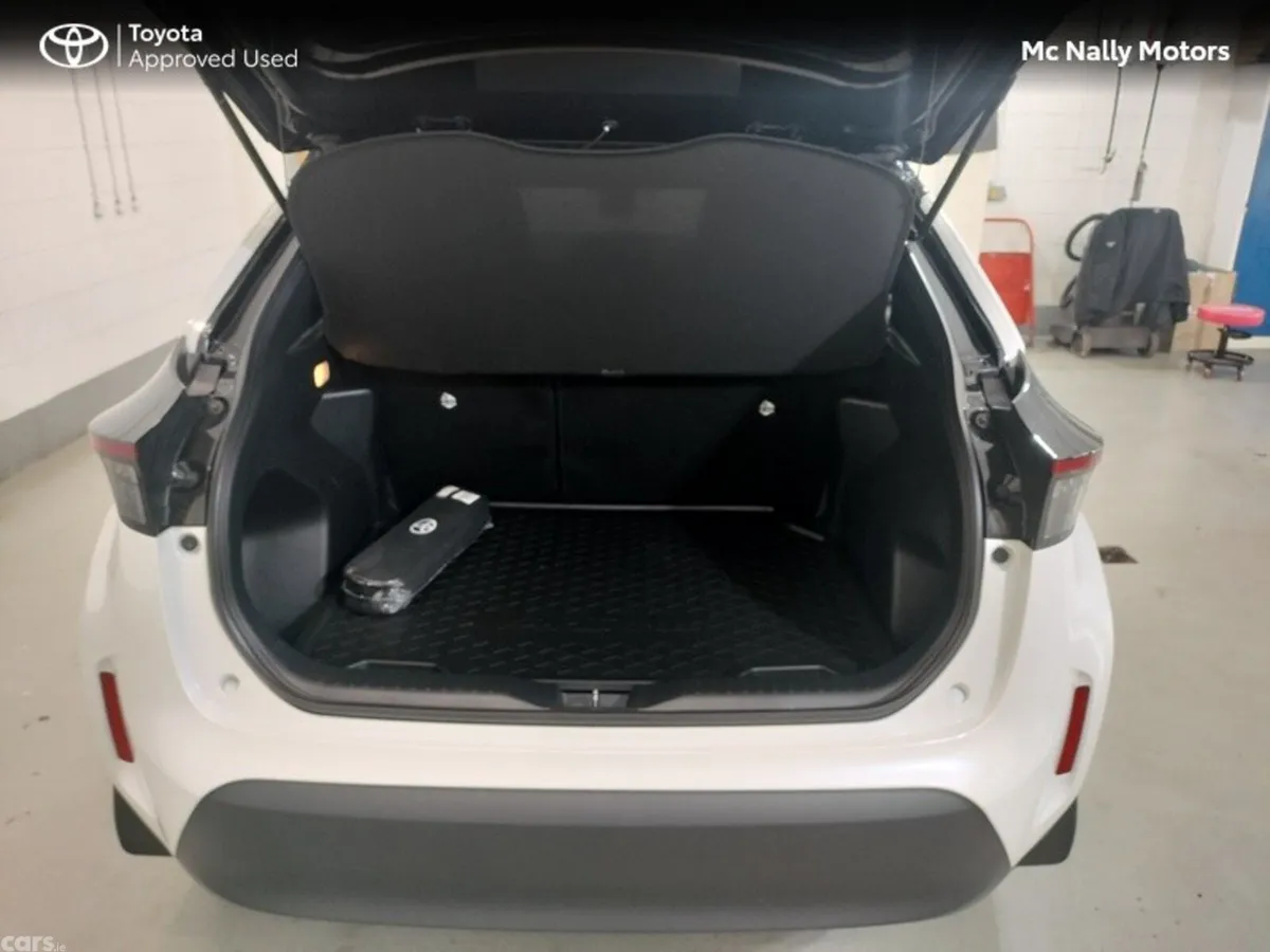 Toyota Yaris Cross Hatchback, Petrol Hybrid, 2023, White