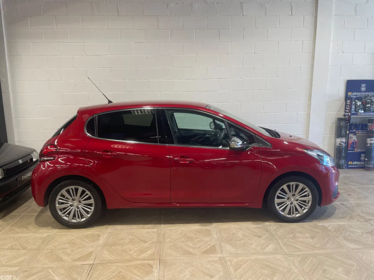 Peugeot 208 Hatchback, Petrol, 2017, Red