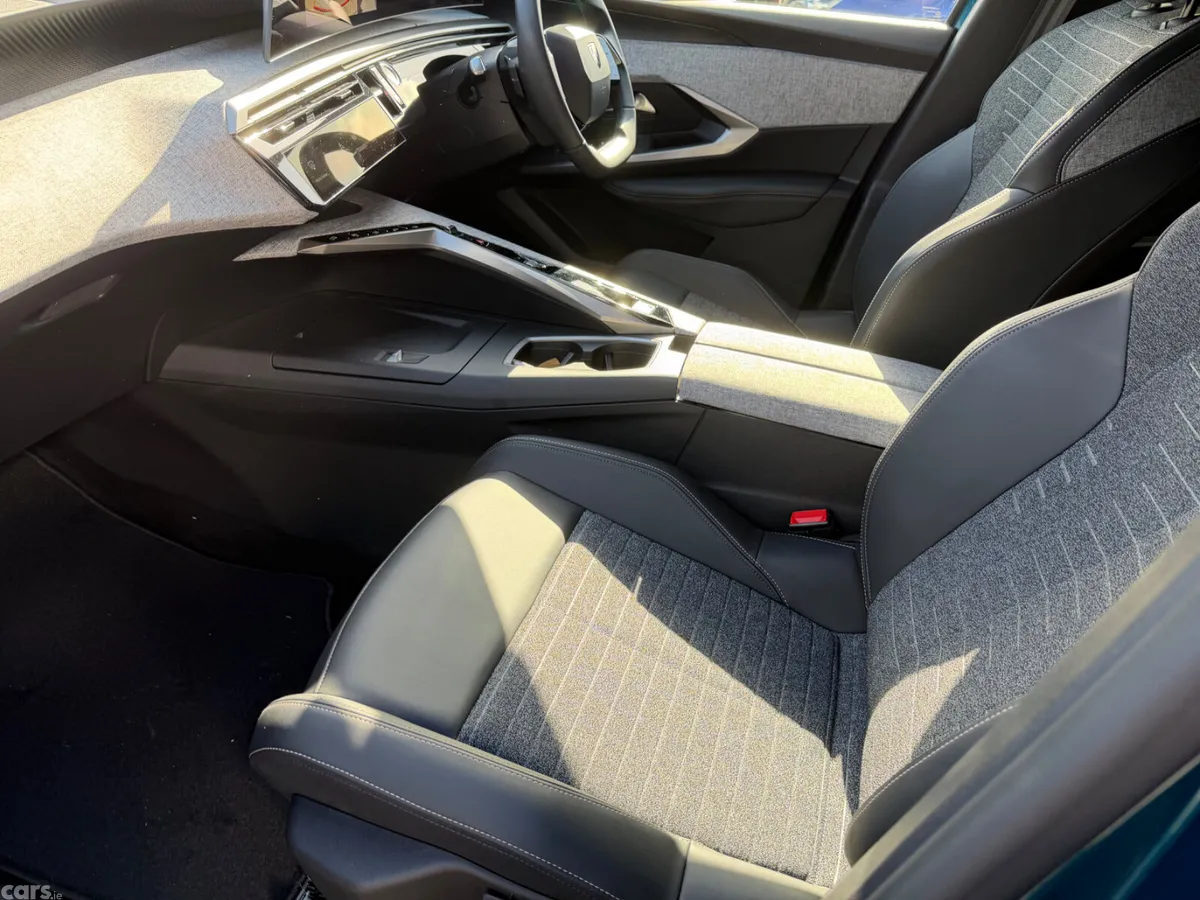 Peugeot 5008 MPV, Petrol, 2025, Blue