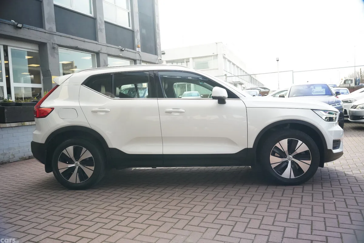 Volvo XC40 Estate/Jeep, Petrol Plug-in Hybrid, 2021, White