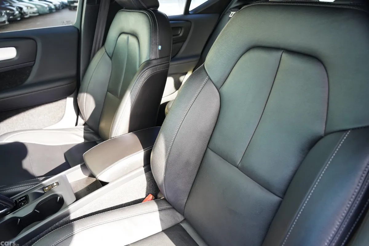 Volvo XC40 Estate/Jeep, Petrol Plug-in Hybrid, 2021, White