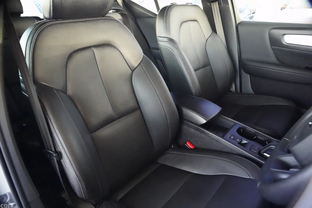 Volvo XC40 Estate/Jeep, Petrol Plug-in Hybrid, 2021, White