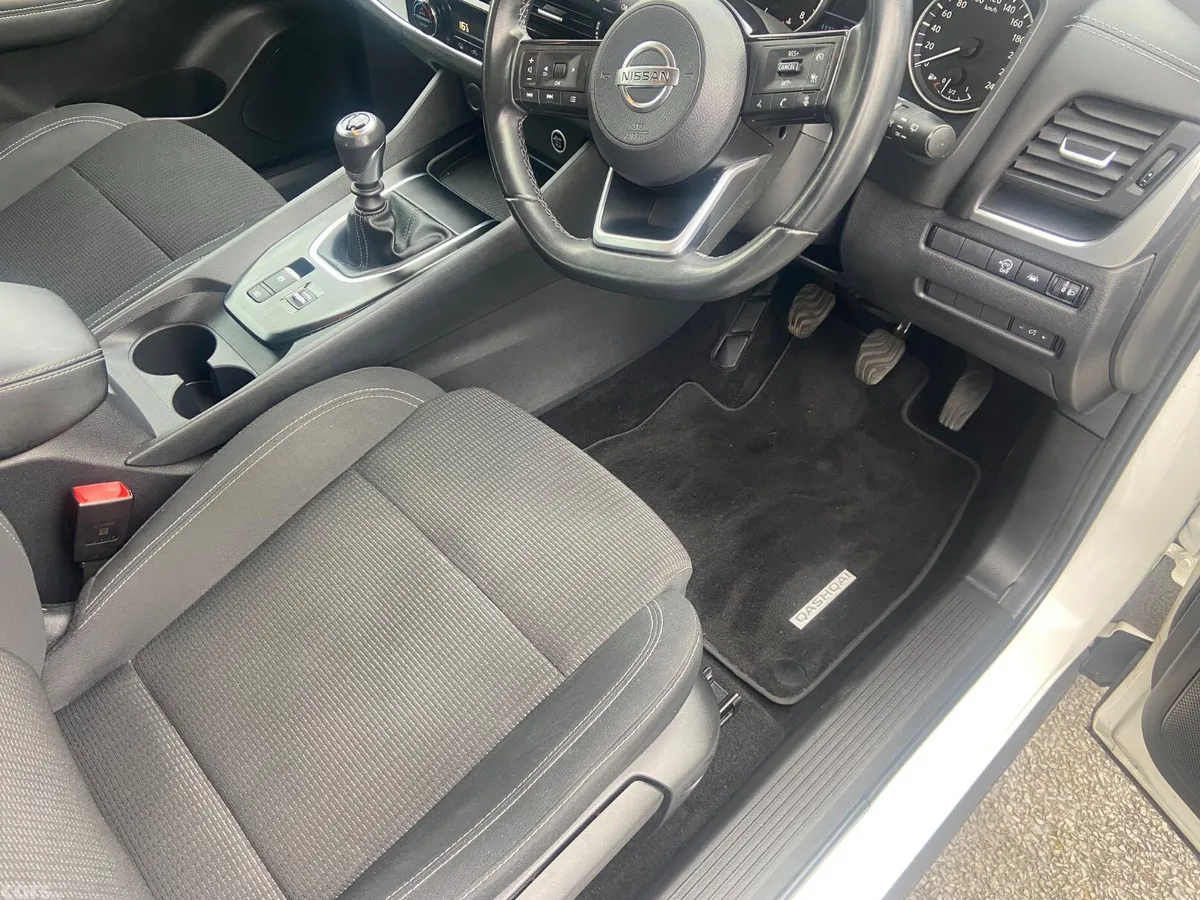 Nissan Qashqai MPV, Petrol, 2022, White