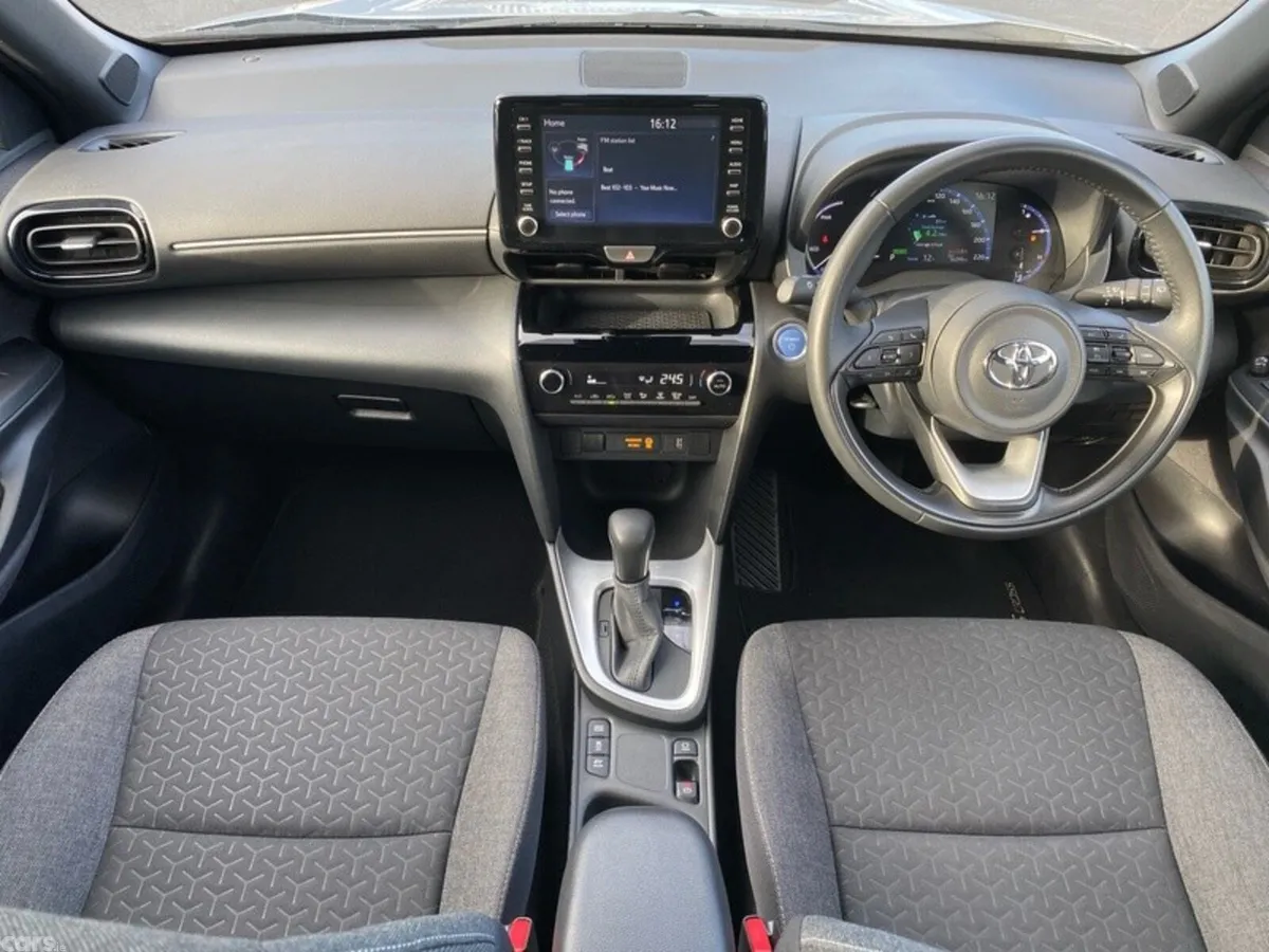 Toyota Yaris Cross Hatchback, Petrol Hybrid, 2023, Silver