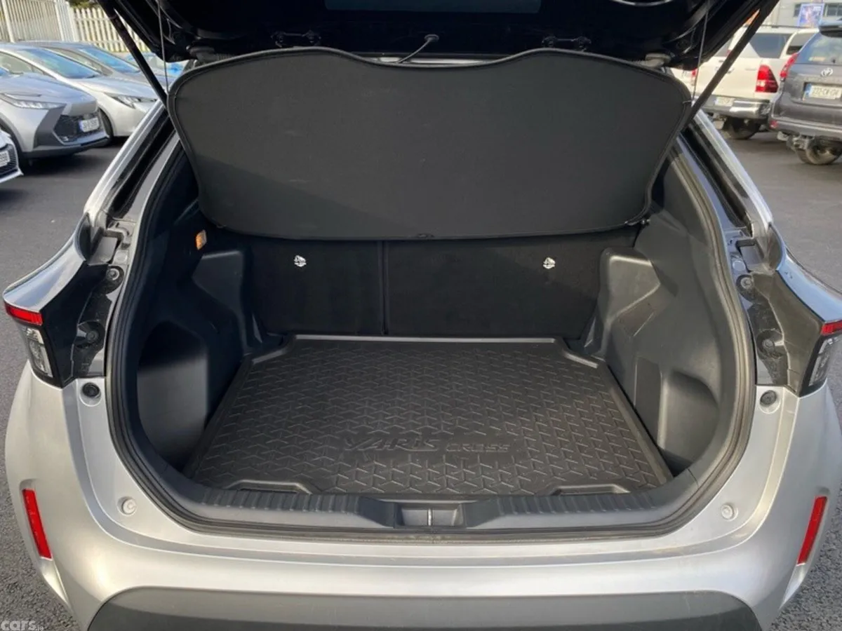 Toyota Yaris Cross Hatchback, Petrol Hybrid, 2023, Silver