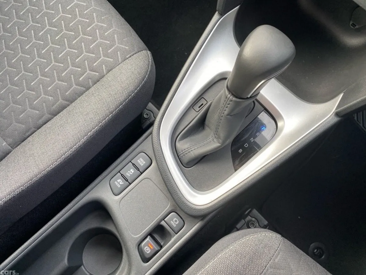 Toyota Yaris Cross Hatchback, Petrol Hybrid, 2023, Silver