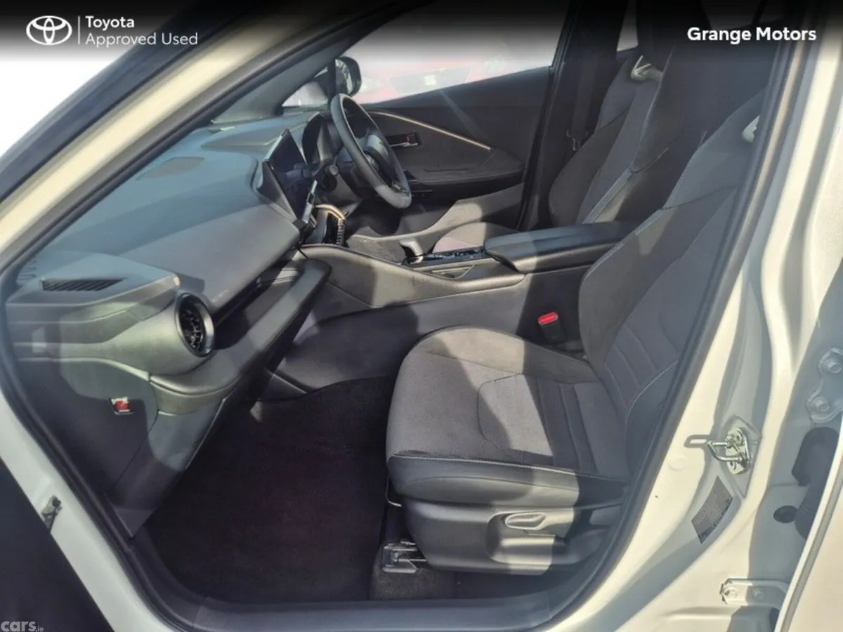 Toyota C-HR SUV, Petrol Hybrid, 2024, White