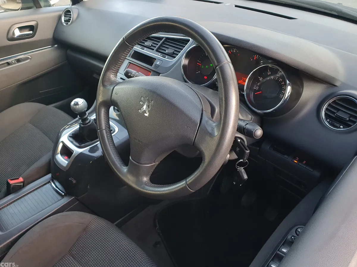 Peugeot 5008 MPV, Diesel, 2013, Black