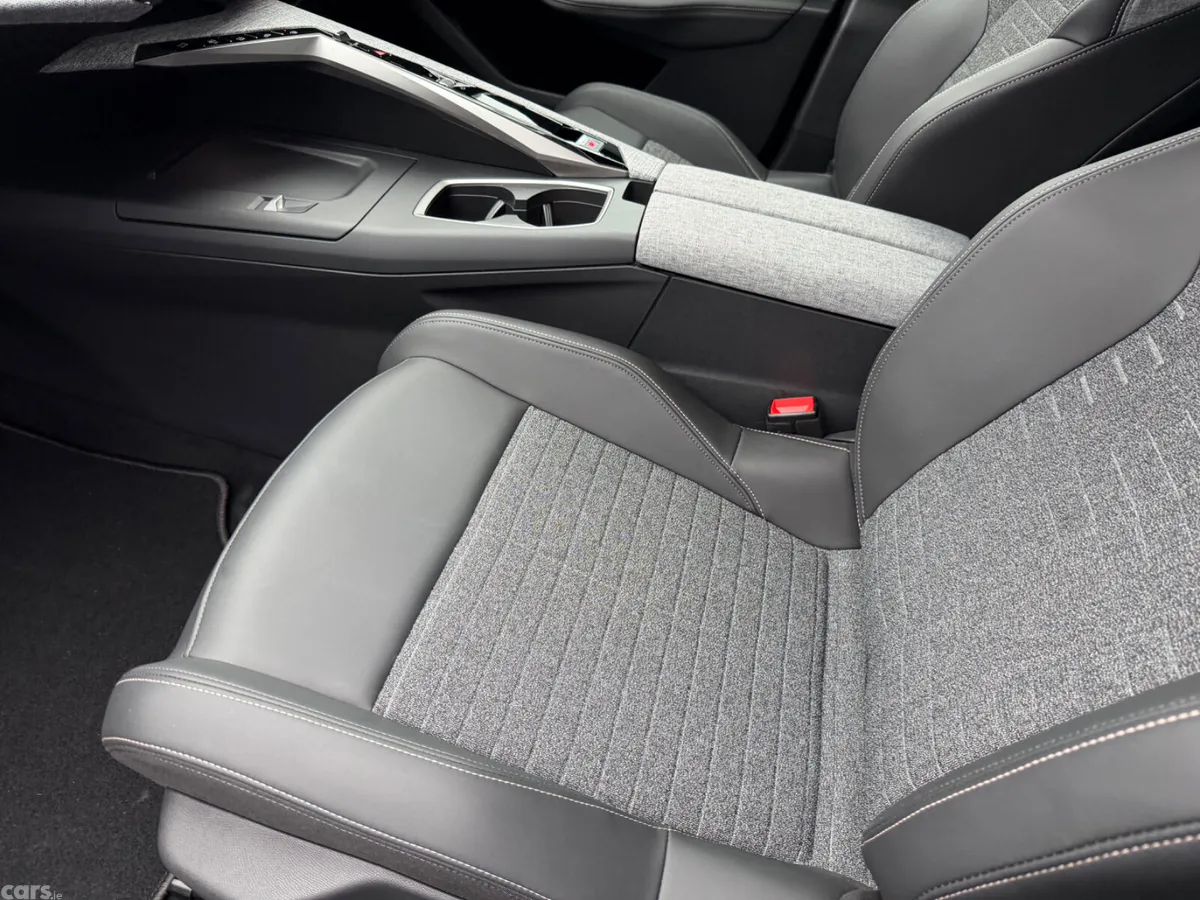 Peugeot 5008 MPV, Petrol, 2025, White