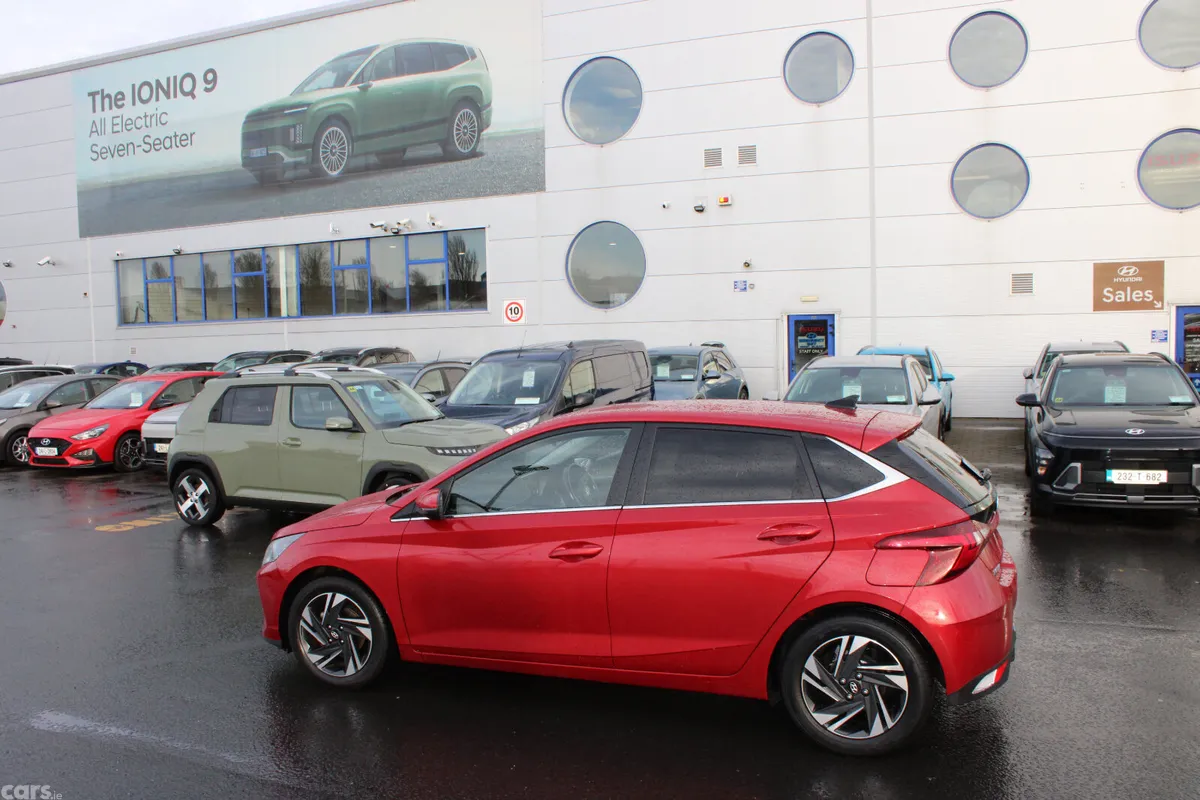 Hyundai i20 Hatchback, Petrol, 2021, Red