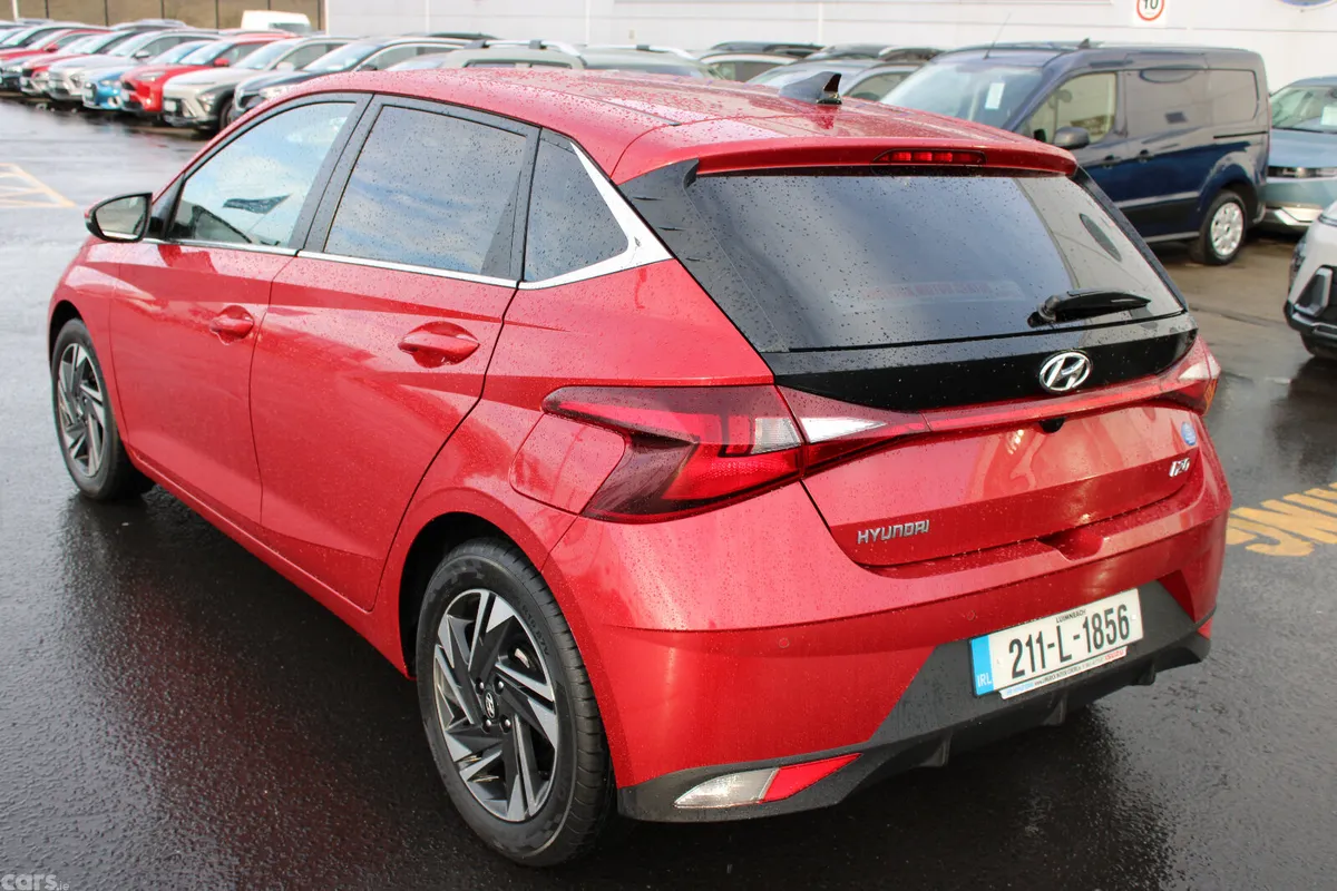 Hyundai i20 Hatchback, Petrol, 2021, Red