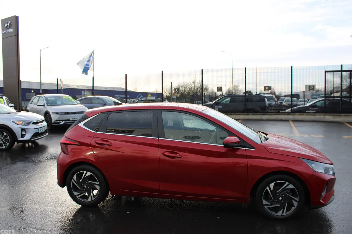 Hyundai i20 Hatchback, Petrol, 2021, Red