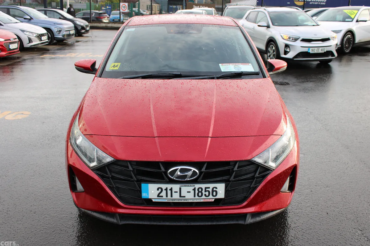 Hyundai i20 Hatchback, Petrol, 2021, Red