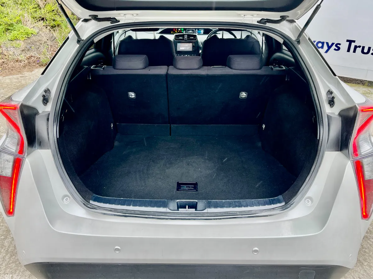 Toyota Prius Hatchback, Petrol Hybrid, 2016, White