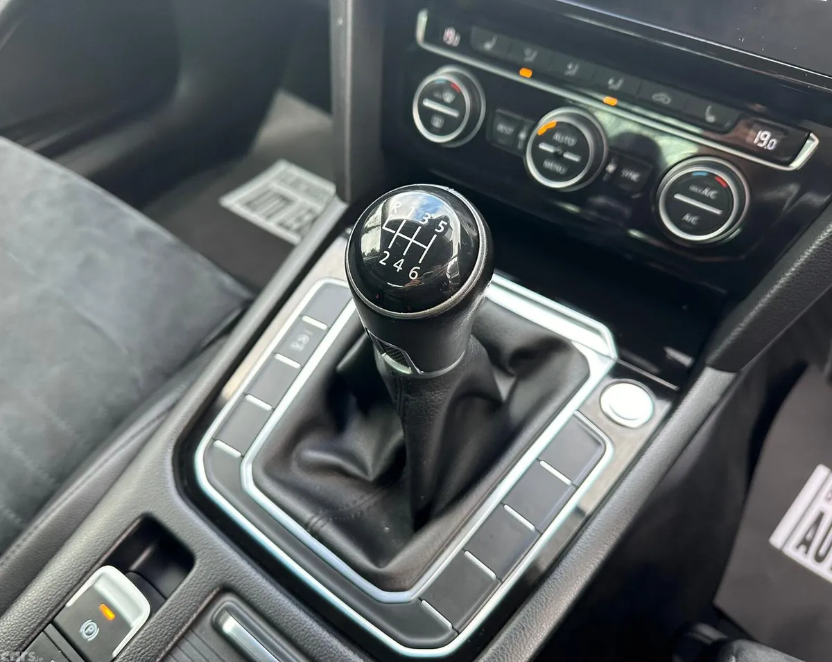 Volkswagen Passat Saloon, Diesel, 2019, Grey