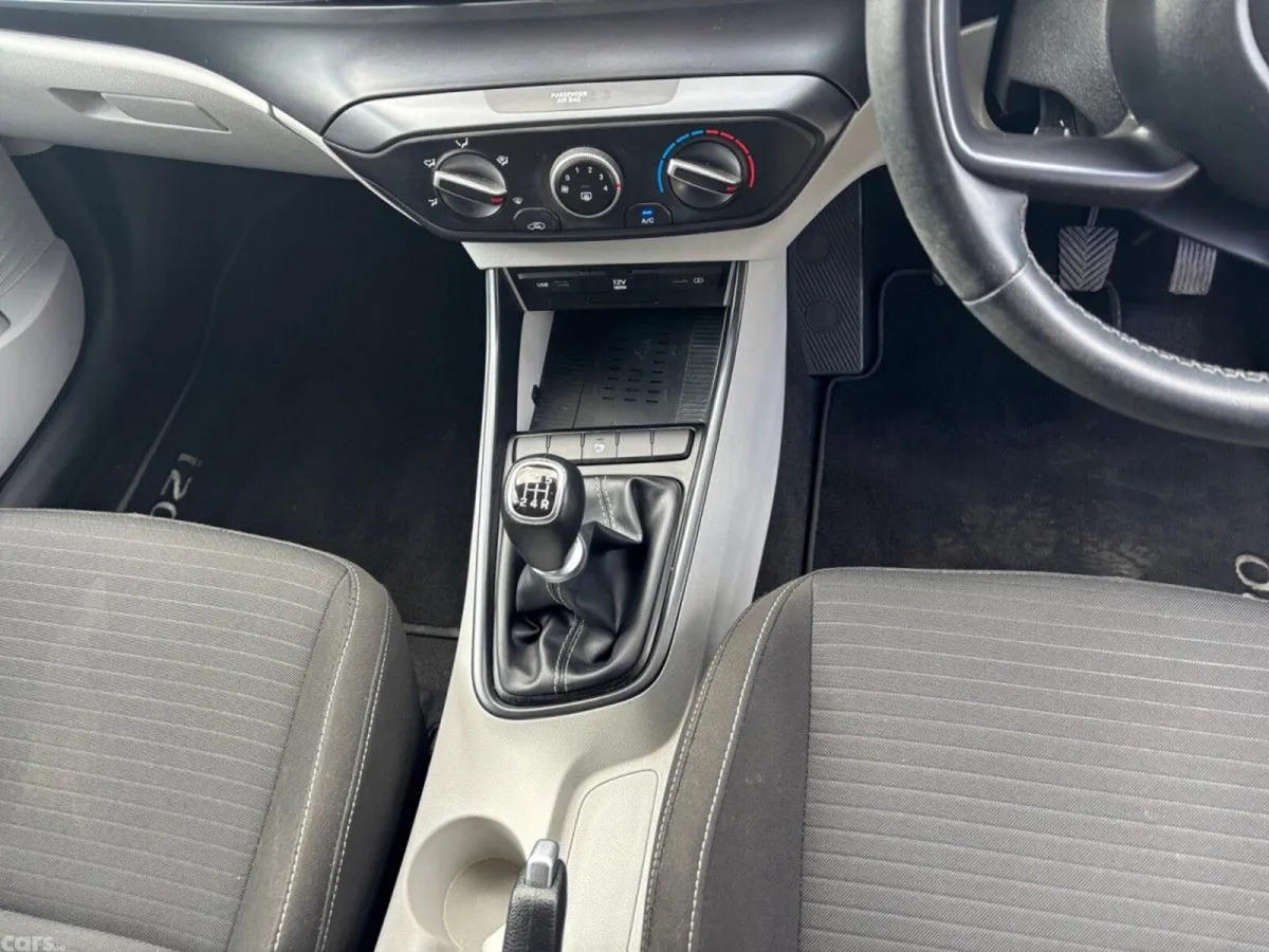 Hyundai i20 Hatchback, Petrol, 2023, Silver