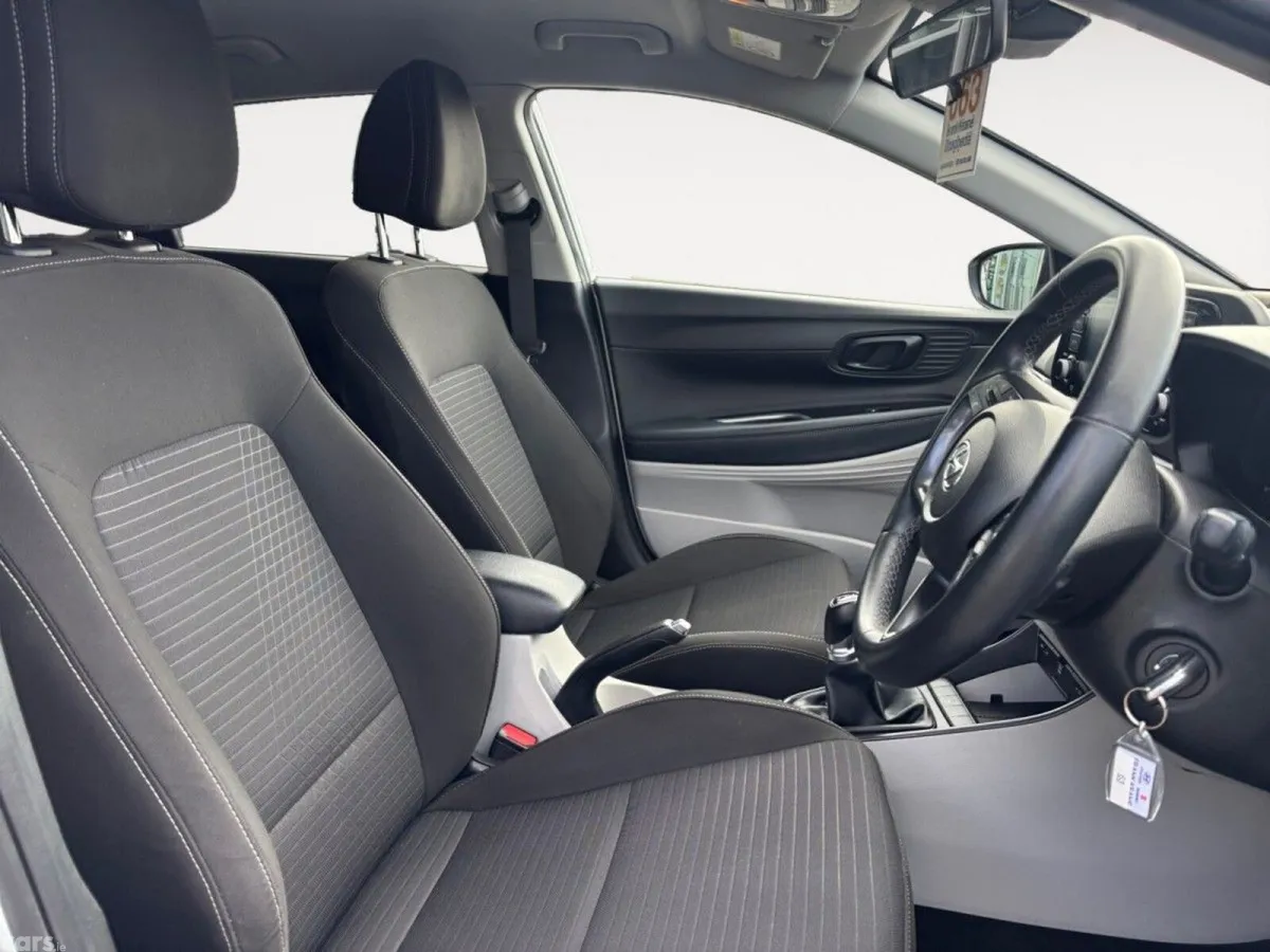 Hyundai i20 Hatchback, Petrol, 2023, Silver