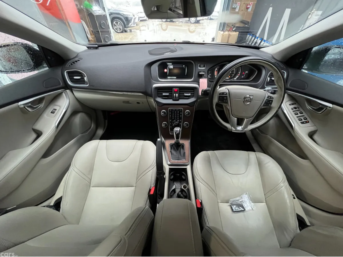 Volvo V40 Saloon, Diesel, 2016, Blue