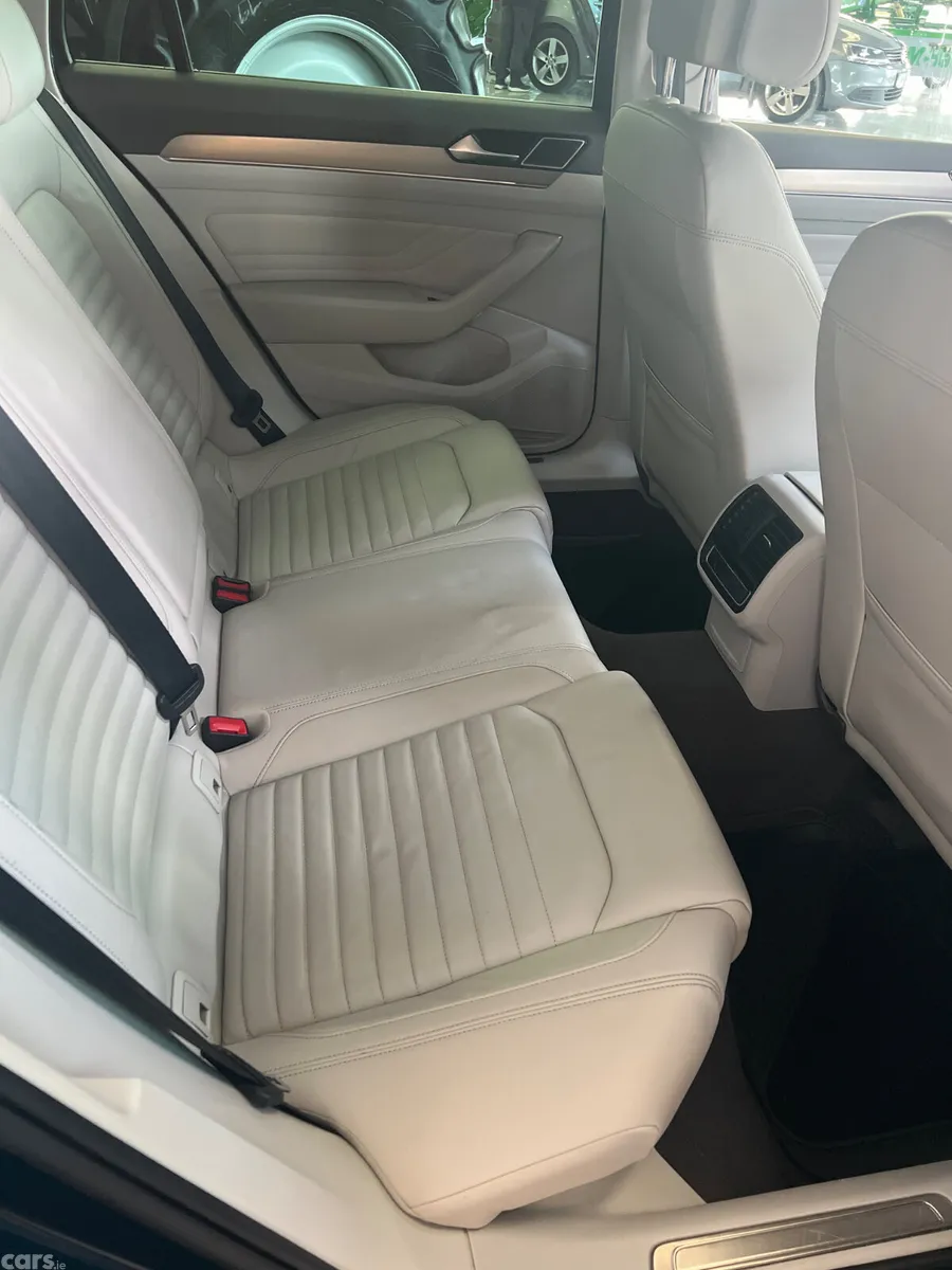 Volkswagen Passat Estate, Diesel, 2022, Blue