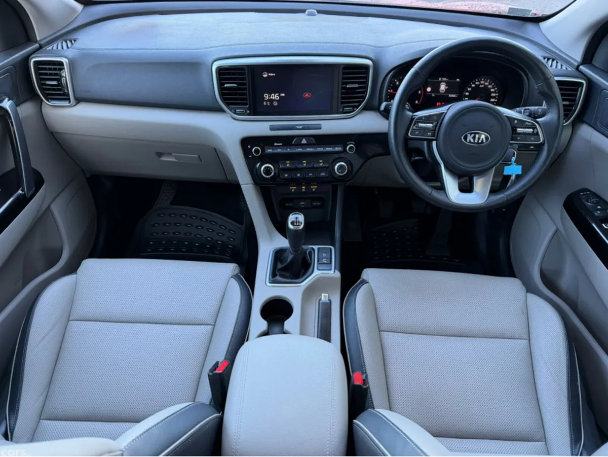 Kia Sportage MPV, Diesel Hybrid, 2021, Red