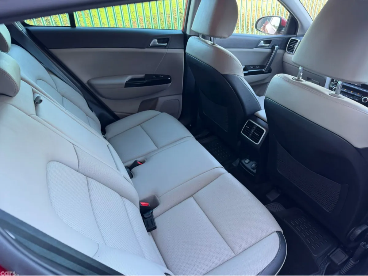 Kia Sportage MPV, Diesel Hybrid, 2021, Red