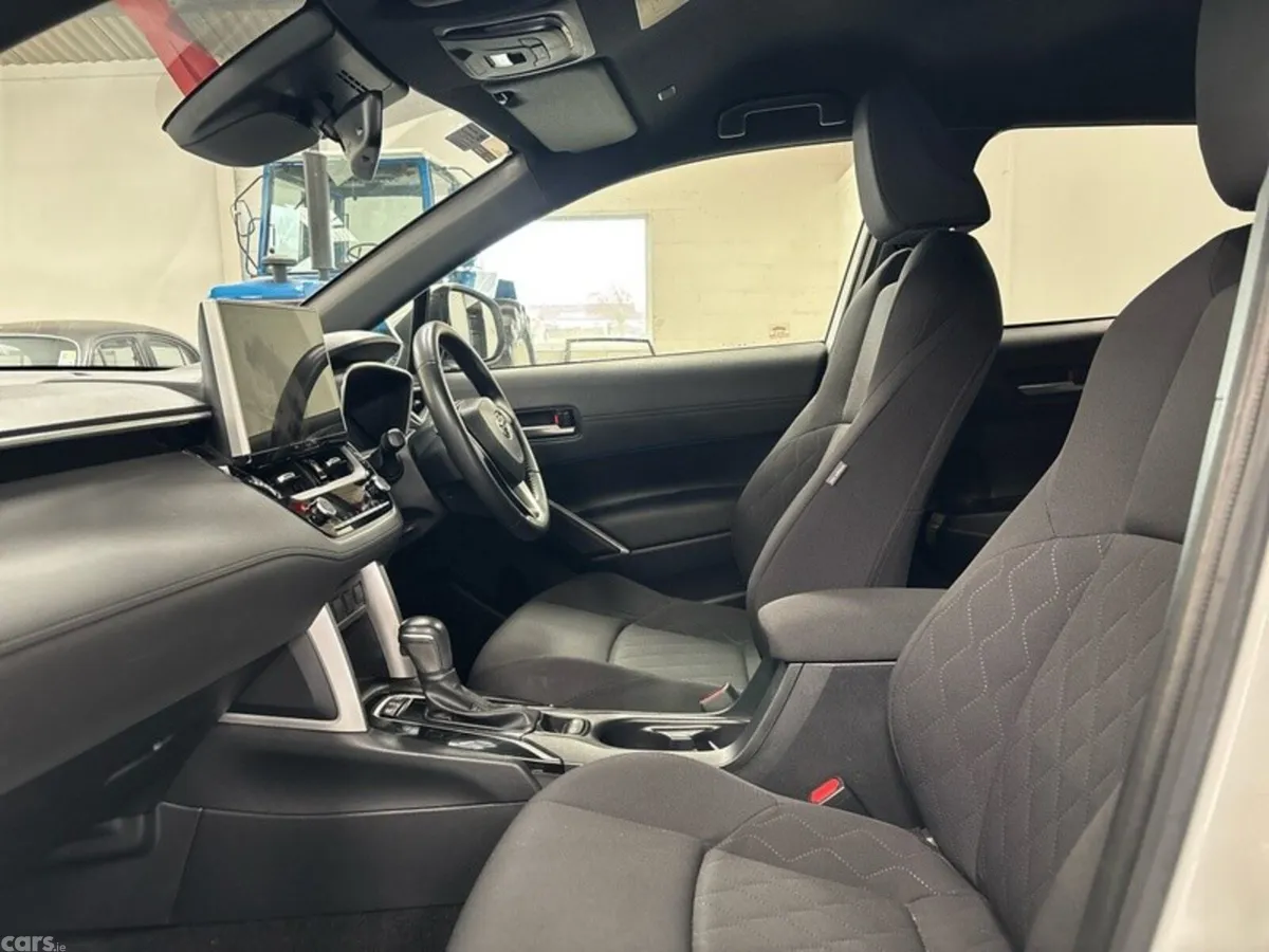 Toyota Corolla Cross Hatchback, Petrol Hybrid, 2023, White