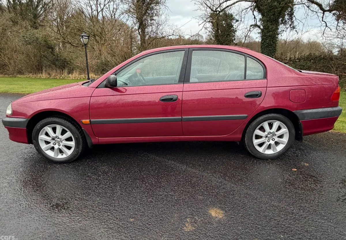 Toyota Avensis Saloon, Petrol, 1999, Red