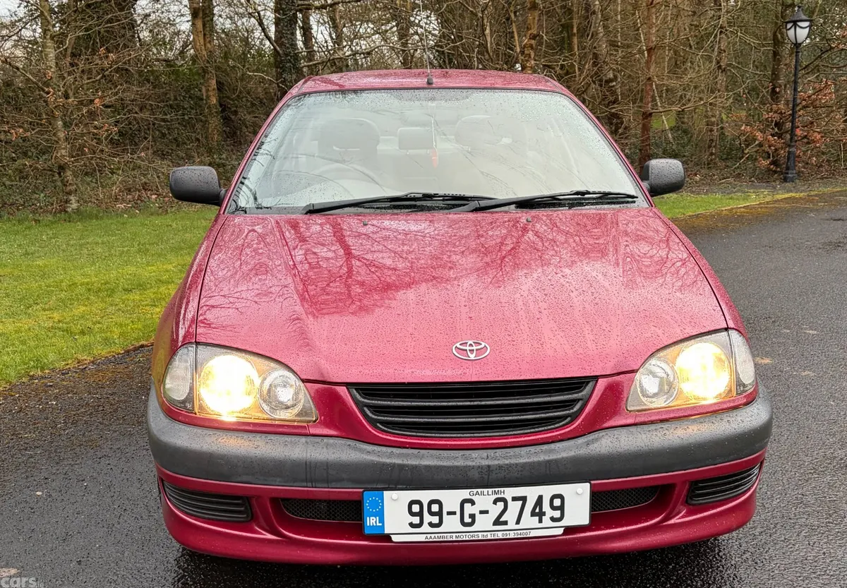 Toyota Avensis Saloon, Petrol, 1999, Red