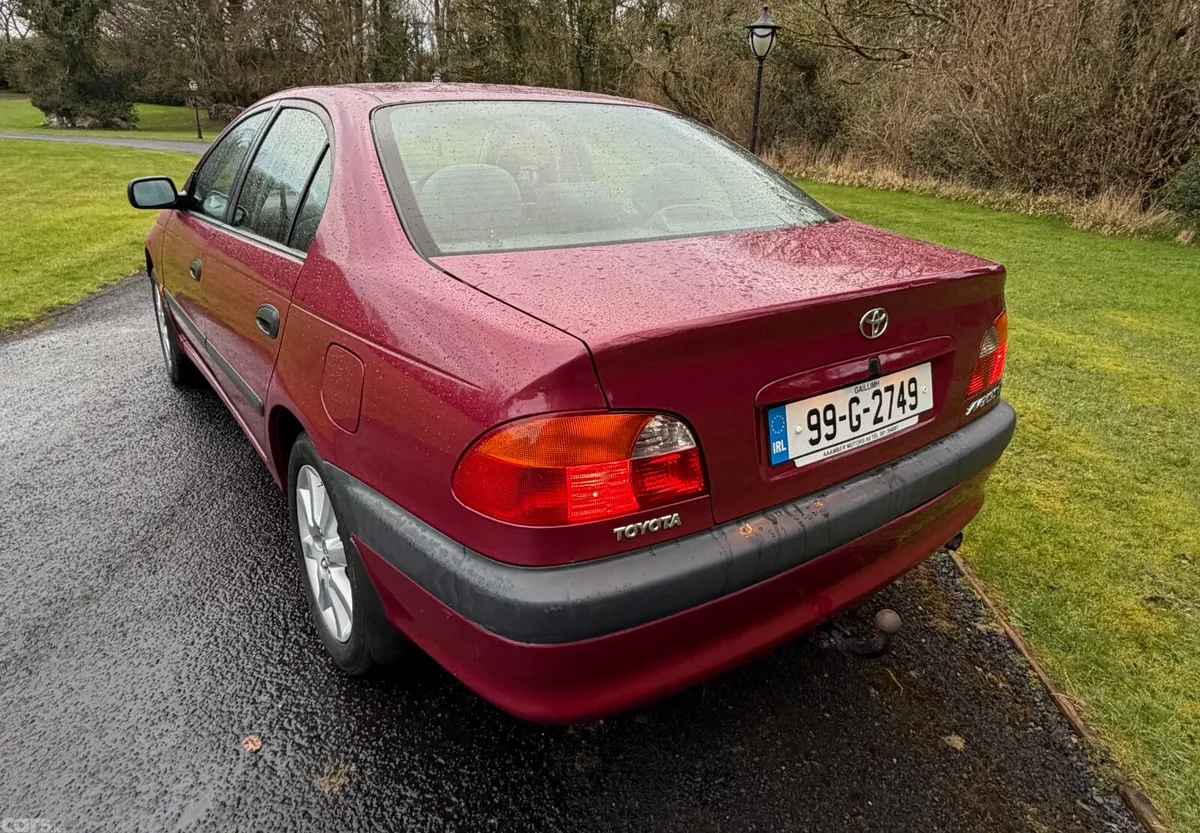 Toyota Avensis Saloon, Petrol, 1999, Red